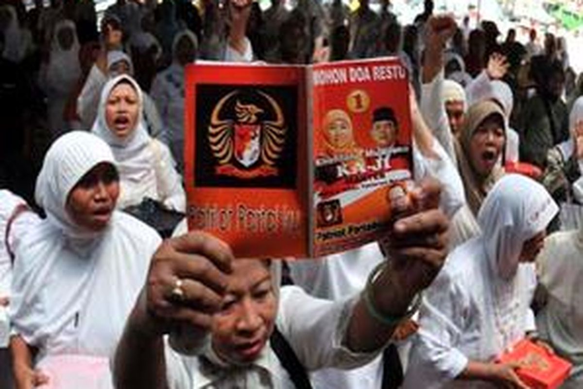 Para pendukung pasangan Khofifah Indar Parawansa/Mudjiono (Kaji) bersorak-sorai merayakan kemenangan seusai menyaksikan siaran langsung jalannya sidang putusan gugatan pilkada Jatim oleh Mahkamah Konstitusi (MK) di Surabaya, Selasa (2/12).