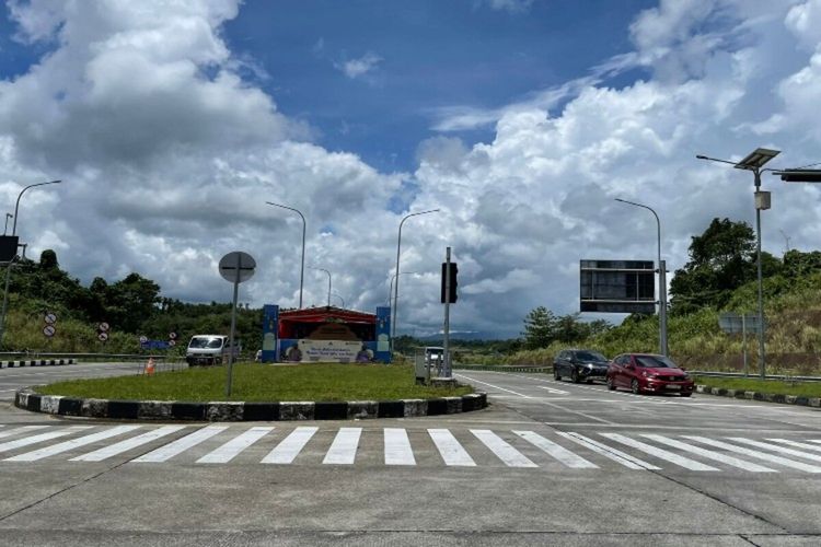 Suasana arus luli lintas di jalan Tol Manado-Bitung, Selasa (26/4/2022). Kondisi arus lalu lintas normal. Tampak dari akses menuju gerbang tepatnya pertemuan tol dan arteri akses masuk gerbang Manado telah dibuatkan posko pengamanan arus mudik Lebaran 2022.