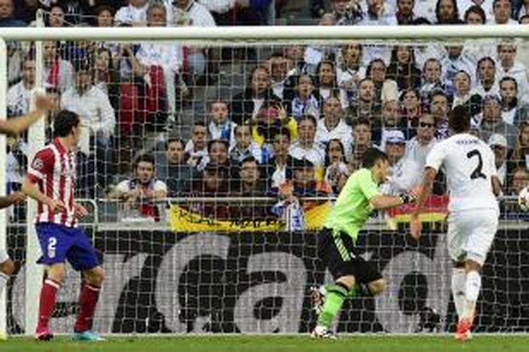 Bek Atletico Madrid, Diego Godin, melihat bola hasil sundulannya melesar masuk gawang Real Madrid, pada menit ke-120, final Liga Champions, di Estadio da Luz, Lisabon, Sabtu (24/5/2014).
