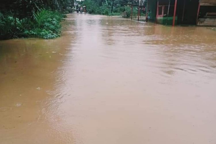Banjir dan longsor menerjang Kabupaten Mandailing Natal, Sumatera Utara, Jumat (17/12/2021) malam. Sedikitnya ribuan rumah terendam di 16 Kecamatan, dan pemerintah setempat menetapkan status darurat bencana selama 2 pekan.