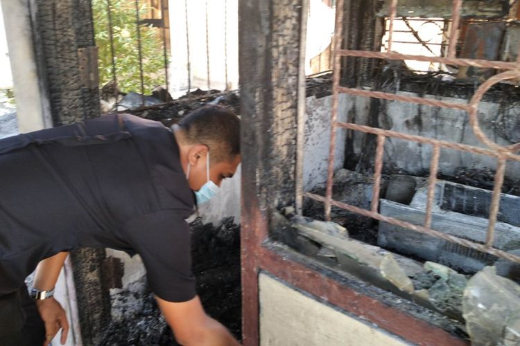 Pos satpam kampus IAIN Madura yang dibakar oleh mahasiswa saat unjuk rasa pada Jumat (30/7/2021). Polres Pamekasan telah menetapkan 5 mahasiswa sebagai tersangka dalam perusakan fasilitas kampus tersebut.