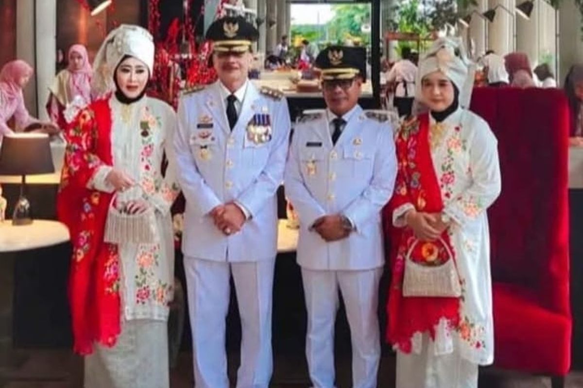 Lisda Handra Joni (kiri) bersama suami Hendra Joni (dua kiri) dan wakil bupati serta istri