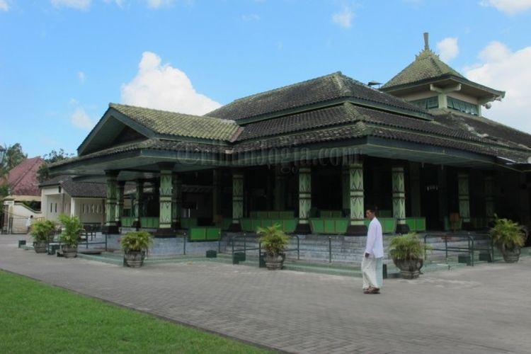 Tampak muka Masjid Pathok Negoro Wonokromo di Wonokromo, Pleret, Bantul, Yogyakarta 
