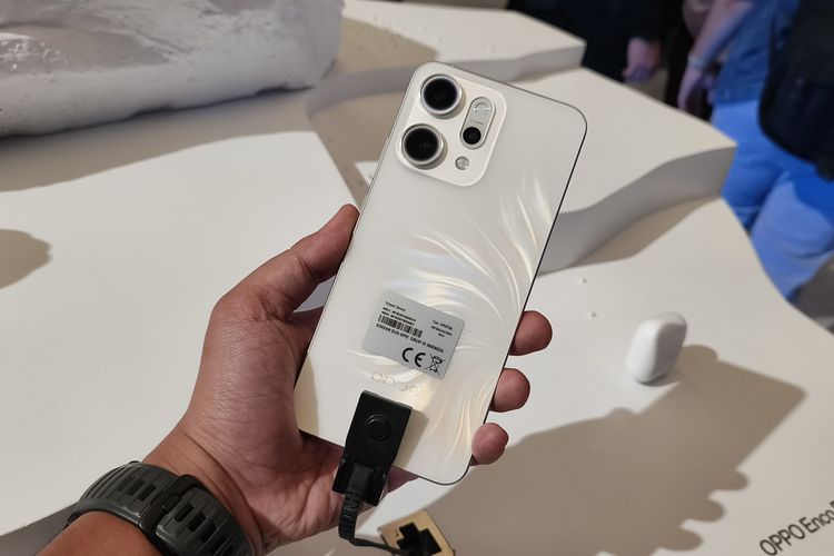 Tampilan punggung Oppo Reno 14 Pro.