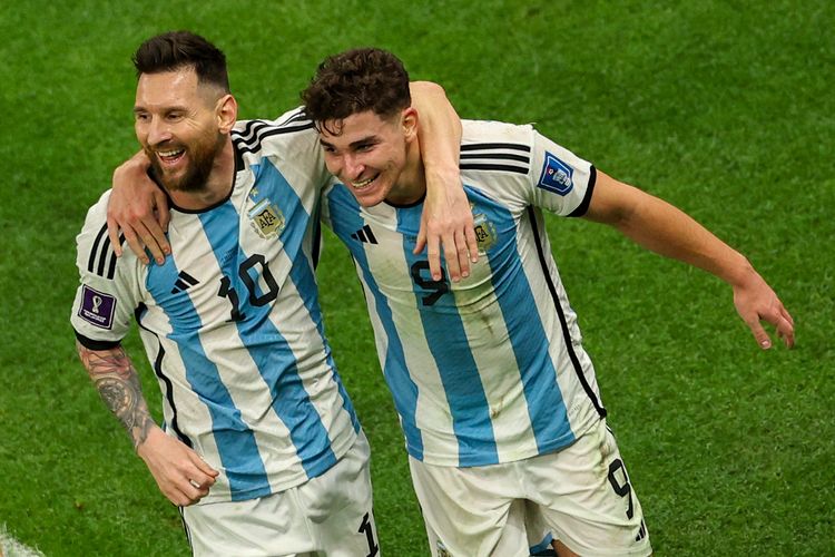 Penyerang Argentina Julian Alvarez (kanan) merayakan gol dengan Lionel Messi usai mencetak gol pada semifinal Piala Dunia 2022 Qatar antara Argentina vs Kroasia di Stadion Lusail di Lusail, utara Doha pada Rabu 14 Desember 2022 dini hari WIB. Artikel ini berisi daftar top skor Piala Dunia 2022.