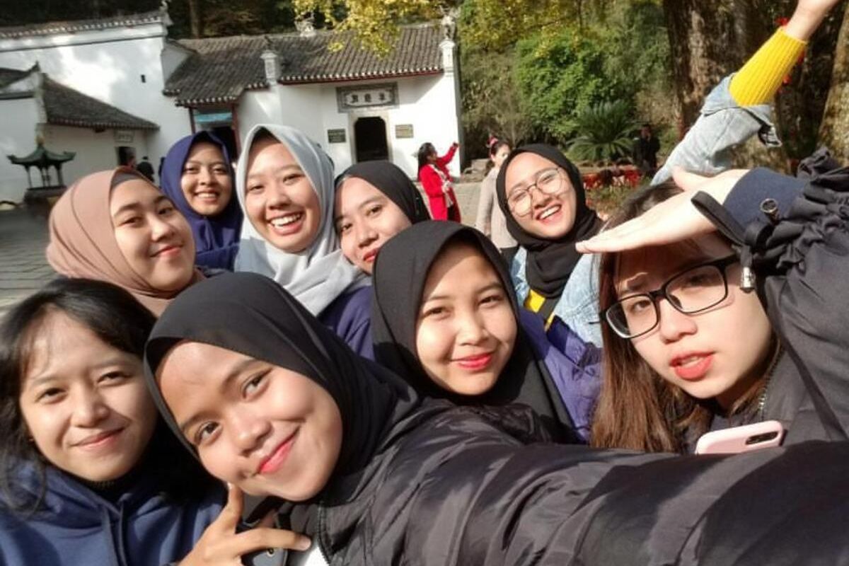 Diany Luciana Aisyah (kerudung abu-abu) bersama para mahasiswi Unesa yang menempuh program beasiswa bahasa Mandarin di Central China Normal University (CCNU), di Kota Wuhan, Provinsi Hubei, China Tengah.