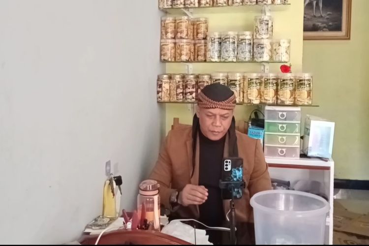 Khamim Tohari pemilik usaha Kendedes Selecta Fruit, usaha aneka keripik buah di Desa Tulungrejo, Kota Batu, Jawa Timur saat sedang persiapan live di TikTok. 