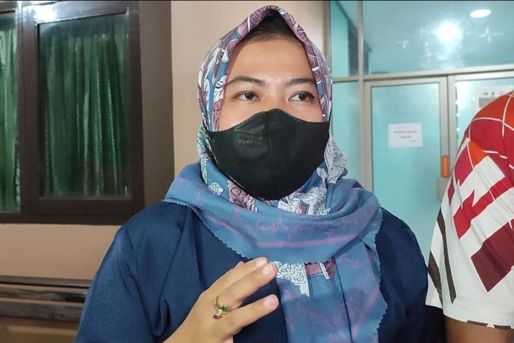 Humas RSD Gunung Jati Cirebon, Linda Rafiani, memberikan keterangan pasca adanya pasien yang diduga terjatuh dari lantai dua di gedung perawatan, Sabtu petang (27/5/2023)