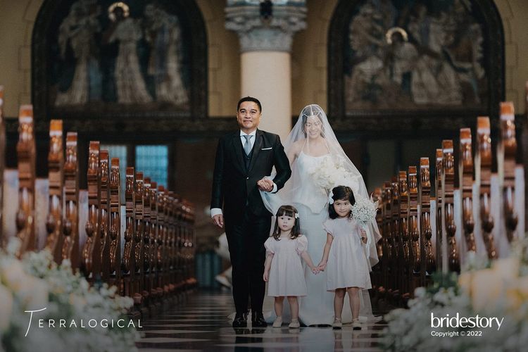 Artis musik Indra Lesmana menuntun putrinya, penyanyi Eva Celia, berjalan menuju altar. Eva Celia menikah dengan musisi Demas Narawangsa di Gereja Katedral Jakarta, Jumat (3/6/2022).