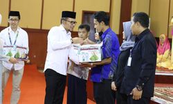 Menaker Hanif Dhakiri Bagikan 1000 Paket Ramadhan ke Pegawai Kemnaker