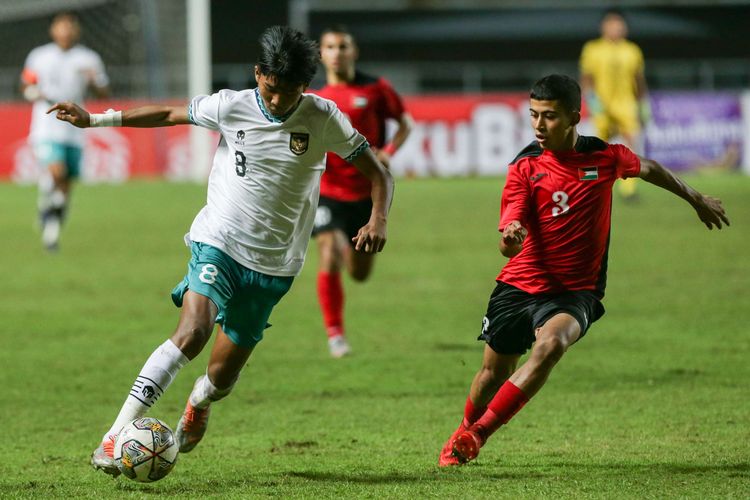 Pemain timnas U17 Indonesia Arkhan Kaka berebut bola dengan pemain timnas U17 Palestina Mohanad Nouri pada laga Kualifikasi Piala Asia U17 2023 di Stadion Pakansari, Kabupaten Bogor, Jumat (7/10/2022). Indonesia menang dengan skor 2-0.
