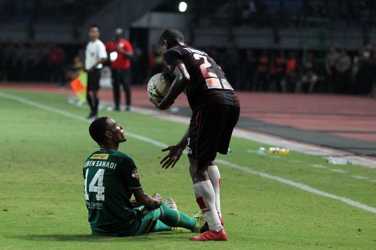 Pemain Persebaya Surabaya Ruben Sanadi (duduk) saat laga Pekan 12 Liga 1 2019 yang berakhir dengan skor 1-0 di Stadion Gelora Bung Tomo Surabaya, Jawa Timur, Jumat (03/08/2019) malam.