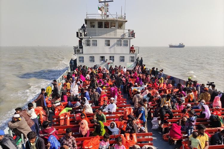 Pengungsi Rohingya melakukan perjalanan dengan kapal Angkatan Laut Bangladesh untuk diangkut ke pulau terpencil di Teluk Benggala, di Chittagong, Bangladesh, Selasa (29/12/2020). Kantor Perdana Menteri Bangladesh mengatakan dalam sebuah pernyataan bahwa lebih dari 1.500 pengungsi Rohingya meninggalkan Coxs Bazar secara sukarela di bawah manajemen pemerintah. Pihak berwenang mengatakan para pengungsi dipilih untuk relokasi berdasarkan kesediaan mereka, dan tidak ada tekanan yang diterapkan pada mereka. Tetapi beberapa kelompok aktivis dan hak asasi manusia mengatakan beberapa pengungsi terpaksa pergi ke pulau itu, yang terletak 34 kilometer dari daratan.