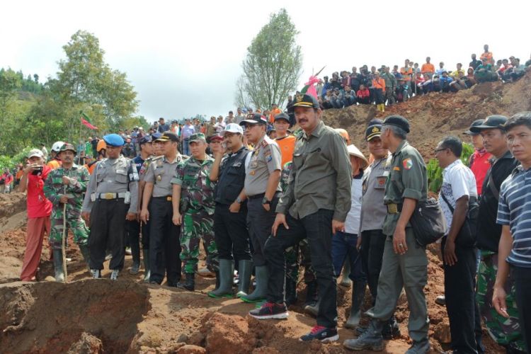 Wakil Gubernur Jawa Timur Saefullah Yusuf bersama Kapolda Jawa Timur Irjen Pol Machfud Arifin meninjau lokasi bencana tanah longsor di Desa Banaran, Kecamatan Pulung, Kabupaten Ponorogo, Jawa Timur, Minggu (2/4/2017) 