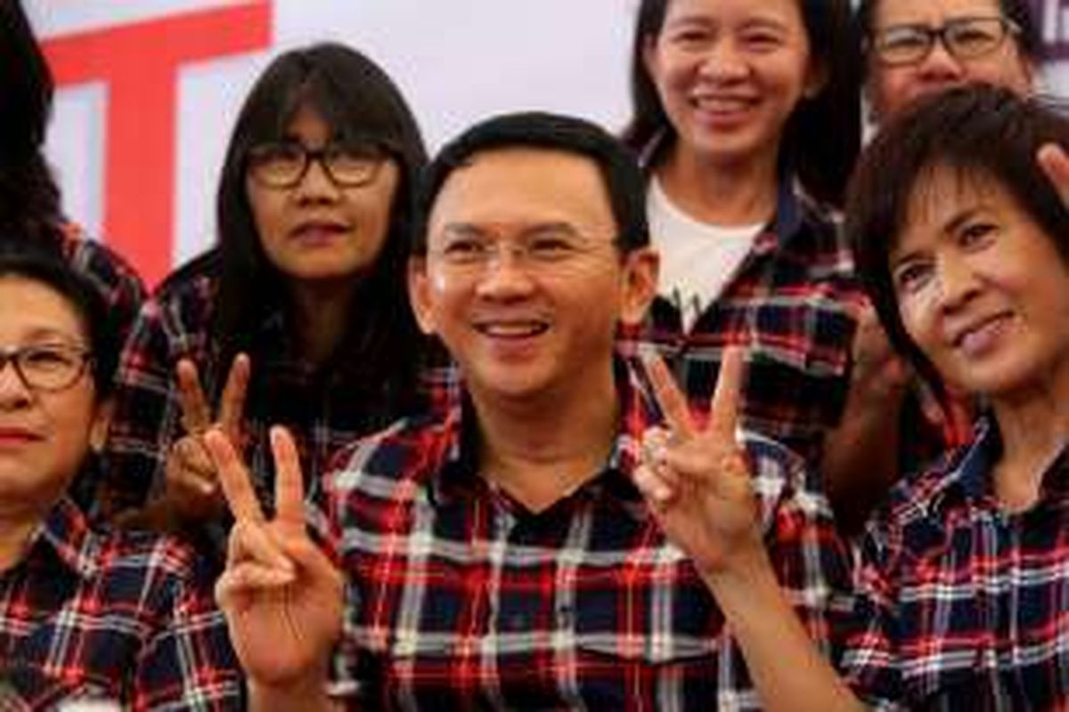 Calon pasangan cagub-cawagub DKI, Basuki Tjahaja Purnama saat foto bersama warga di Rumah Lembang, Menteng, Jakarta Pusat, Senin (5/12/2016). Ahok menerima pengaduan warga mengenai permasalahan Ibu Kota setiap pagi dari Senin hingga Jumat di Rumah Lembang, Menteng, Jakarta. 