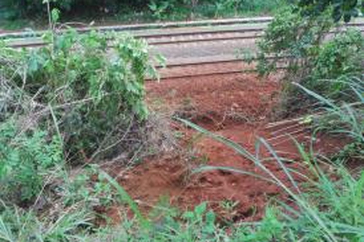 Lokasi titik longsor jalur KRL antara Citayam-Bojong Gede yang berada di RT 08 RW 05 Desa Pabuaran, Kecamatan Bojong Gede, Kabupaten Bogor, Jawa Barat. Rabu (25/11/2015)