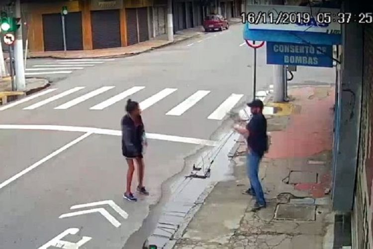 Rekaman CCTV memperlihatkan momen seorang pengemis perempuan ditembak mati lantaran dia hanya meminta uang receh di Niteroi, Brasil, pekan lalu.