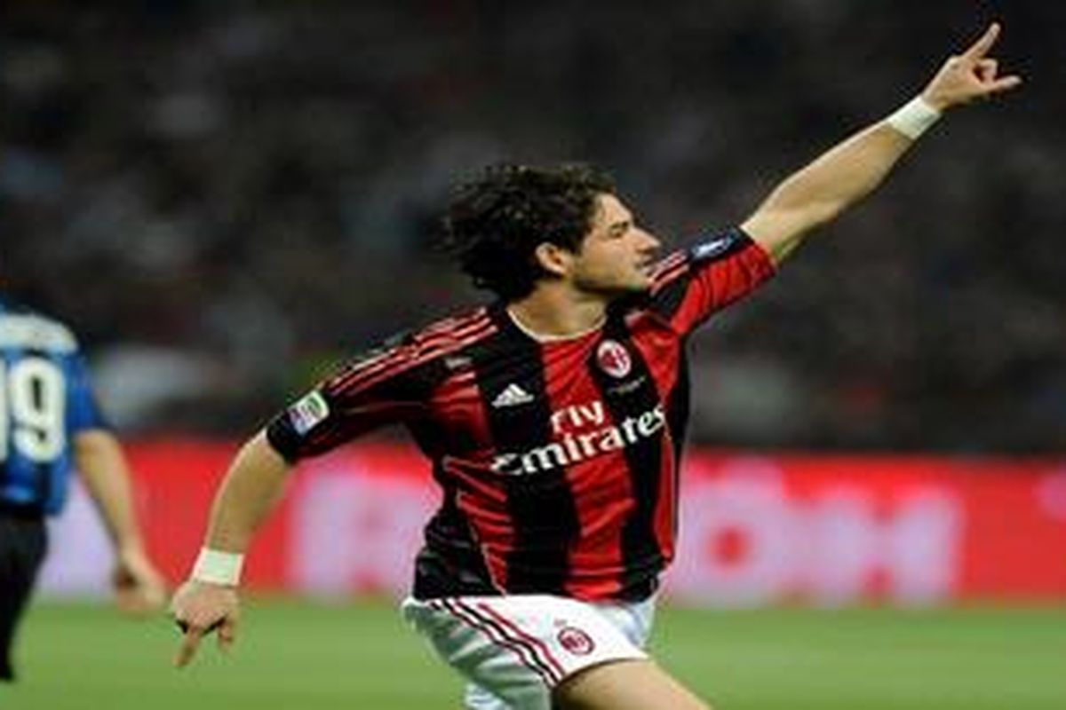 Striker AC Milan, Alexandre Pato merayakan gol pertamanya ke gawang Inter Milan dalam laga "Derby della Madoninna", Sabtu atau Minggu (3/4/2011) dini hari WIB.