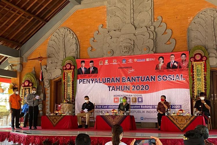 Penyaluran Bansos BST, BSB dan Program Kartu Sembako di Kabupaten Badung, Jumat 16/10/2020).