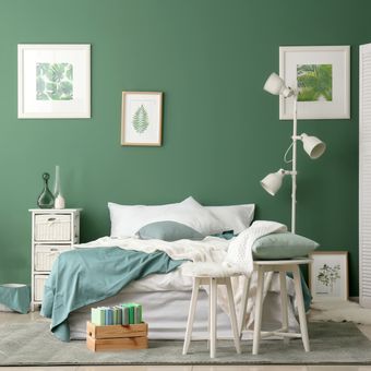 Ilustrasi kamar tidur dengan dinding warna sage green. 