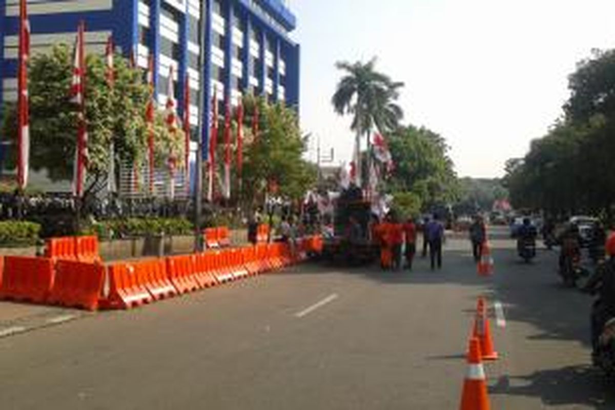 Suasana di depan Gedung MK, Senin (18/8/2014).