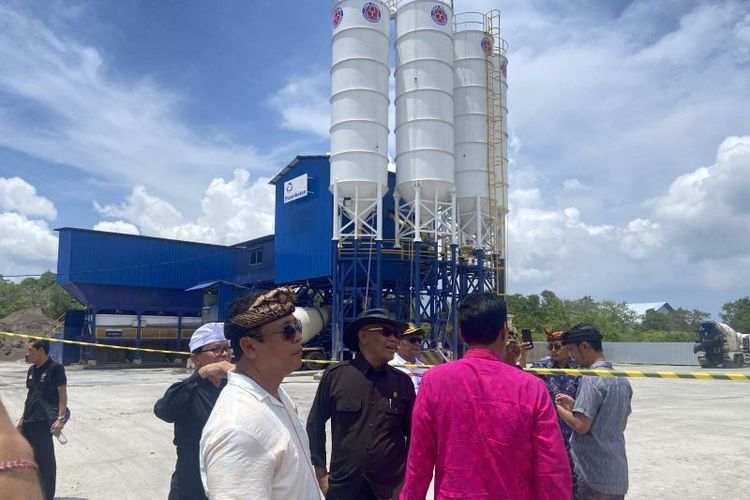 Pansus TRAP DPRD Bali tutup sementara operasional pabrik beton di Bypass Ngurah Rai, Denpasar, Kamis (23/10/2025). 