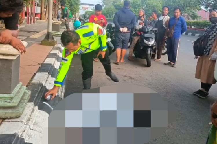 Polisi memeriksa lokasi kejadian tabrak lari di depan Pasar Bulu Semarang, Kamis (4/5/2023).