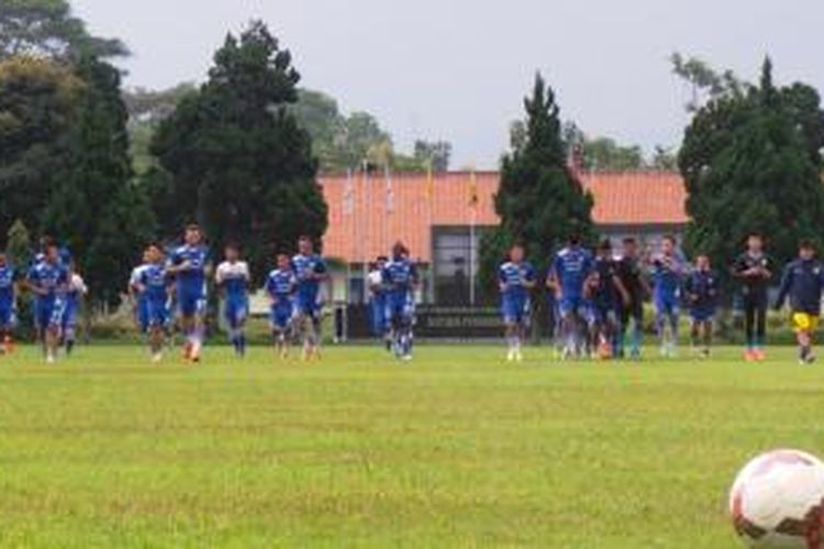 Persib Bandung berlatih di Pusat Pendidikan Polisi Militer (Pusdikpom) Cimahi, Sabtu (28/3/2015) sore. 