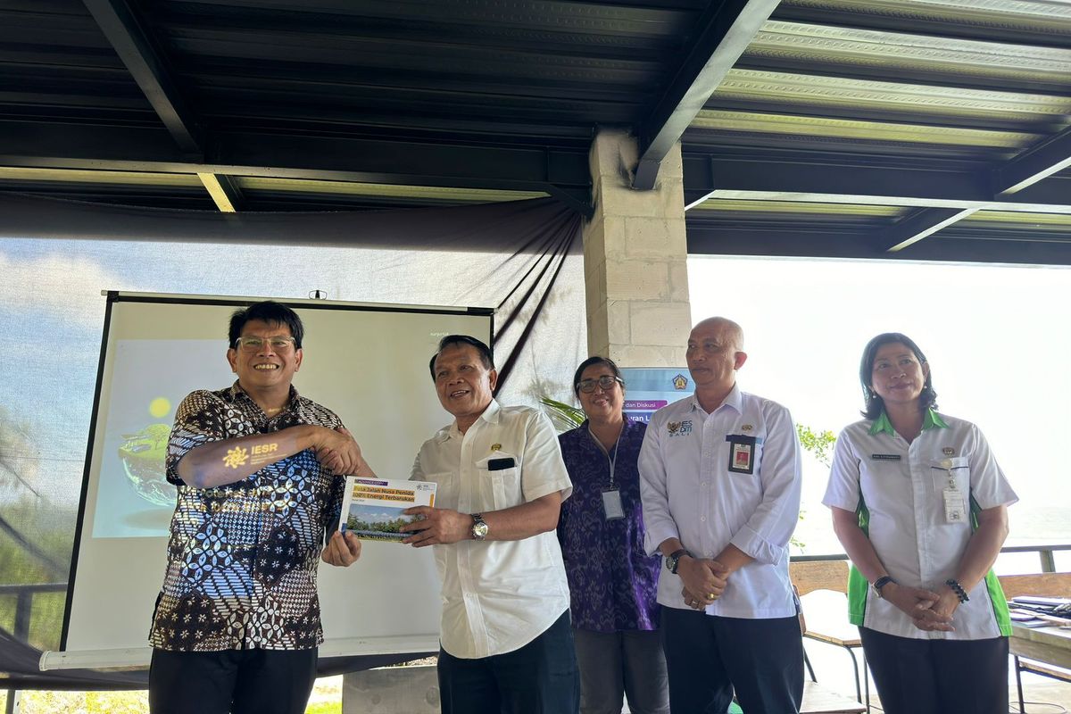 Direktur Eksekutif IESR Fabby Tumiwa (paling kiri) memberikan salinan Studi Peta Jalan Nusa Penida 100% Energi Terbarukan kepada Asisten 1 Pemerintahan dan Kesra Sekretaris Daerah Provinsi Bali  I Dewa Gede Mahendra Putra, Rabu (6/3/2024).