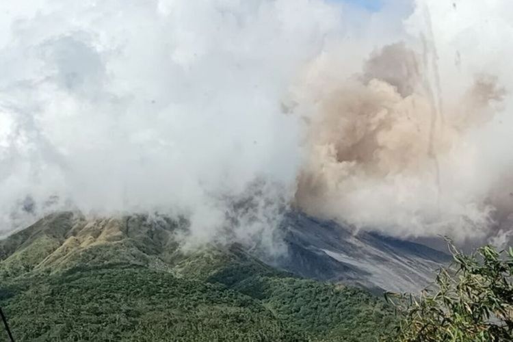 Guguran lava dari kawah Gunung Karangetang menimbulkan kepulan asap putih kecoklatan tebal, Rabu (15/2/2023) pukul 15.48 Wita.