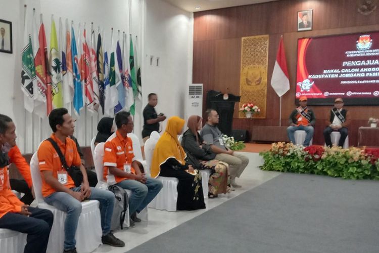 Pengurus Partai Ummat dan Partai Buruh (kiri), menyerahkan berkas pendaftaran bakal calon anggota legislatif kepada Komisi Pemilihan Umum (KPU) Kabupaten Jombang, Jawa Timur, Minggu (14/5/2023) malam.