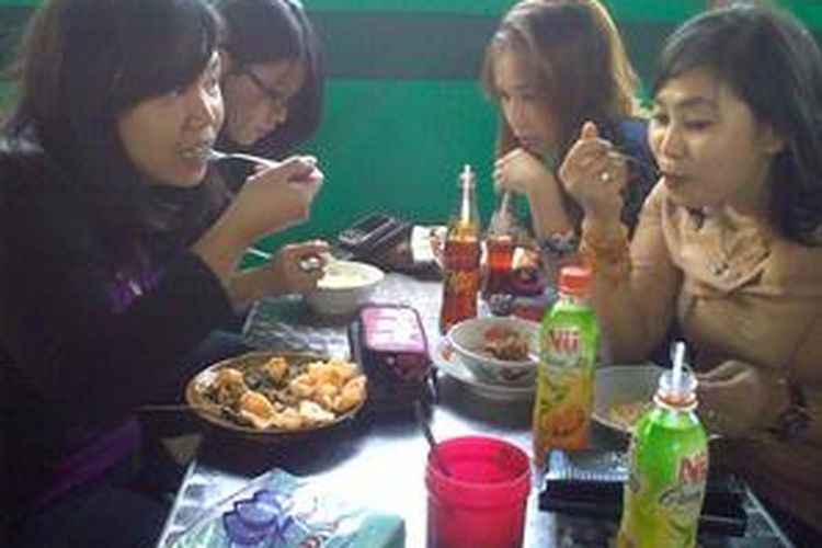 Dan Eksekutif Muda Itu Pun Makan Di Warung Halaman All Kompas Com