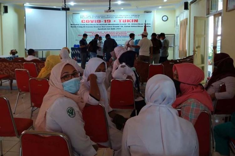 Puluhan tenaga paramedis di RSUD dr. Chasan Boesoerie Ternate, Maluku Utara melakukan aksi menuntut ketegasan Pemprov Malut mencairkan tunjangan kinerja (TPP), Senin (30/3/2020)