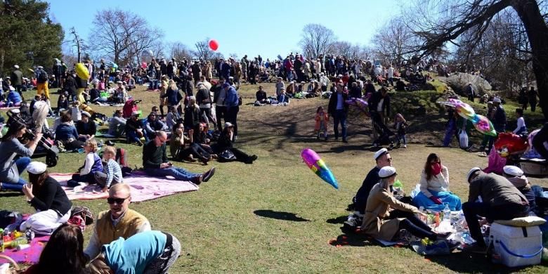 Warga Helsinki sedang piknik bersama di taman Kaivopuisto, Helsinki, Finlandia, Minggu (1/5/2016). Mereka melakukan piknik sebagai rangkaian acara dari perayaan Vappu, atau May Day di Finlandia.