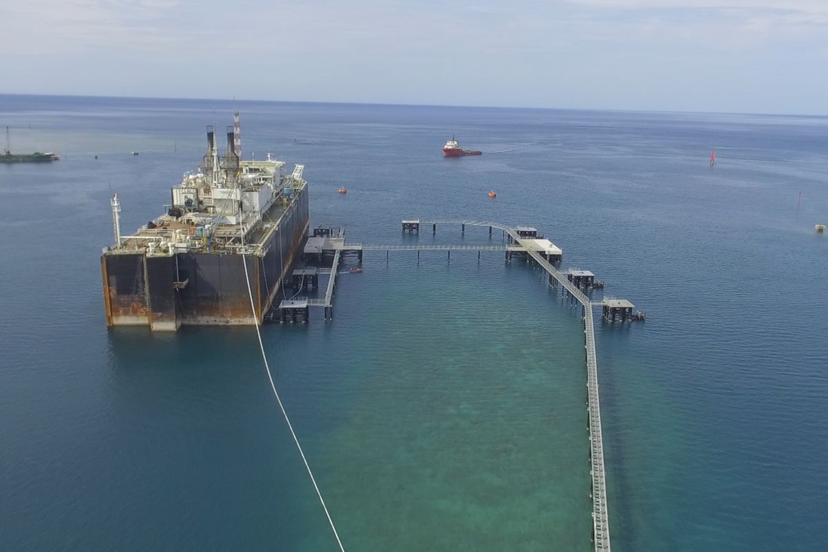 Kapal tanker Cinta Natomas yang tengah tambat di dermaga curah Pelabuhan Celukan Bawang, Kecamatan Gerokgak, Kabupaten Buleleng, Provinsi Bali. 