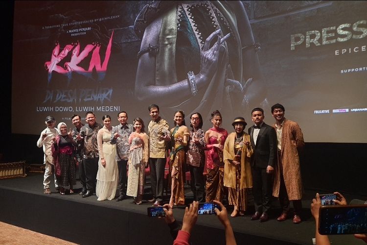 Jajaran cast, produser dan sutradara film KKN di Desa Penari saat menghadiri acara gala premiere di kawasan Epicentrum, Jakarta Selatan, Rabu (28/12/2022). 