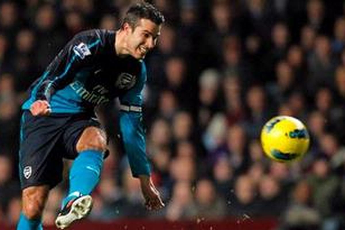 Penyerang Arsenal, Robin van Persie, melepaskan tendangan penalti ke gawang Aston Villa pada lanjutan Premier League, Rabu atau Kamis (22/12/2011) dini hari WIB. Arsenal akhirnya menang 2-1.