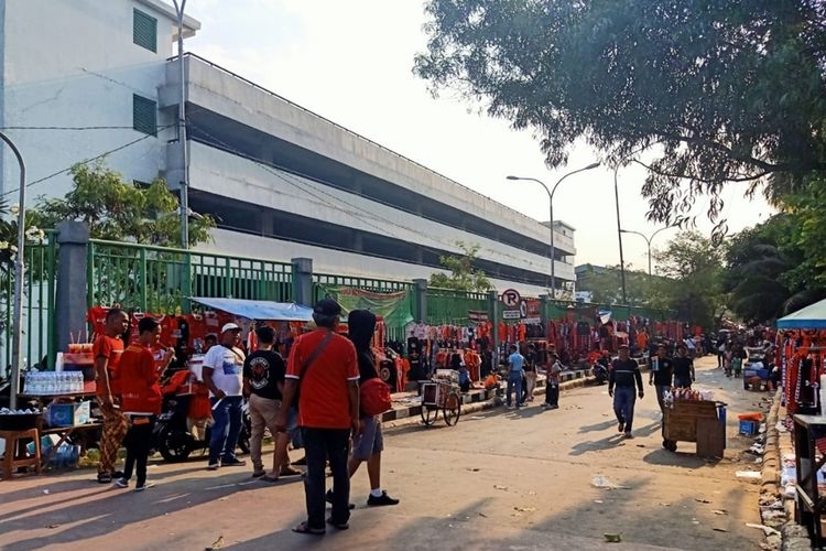 Suasana area Stadion Patriot Candrabhaga, Kota Bekasi saat pertandingan Persija melawan PSIS Semarang, Minggu (15/9/2019).