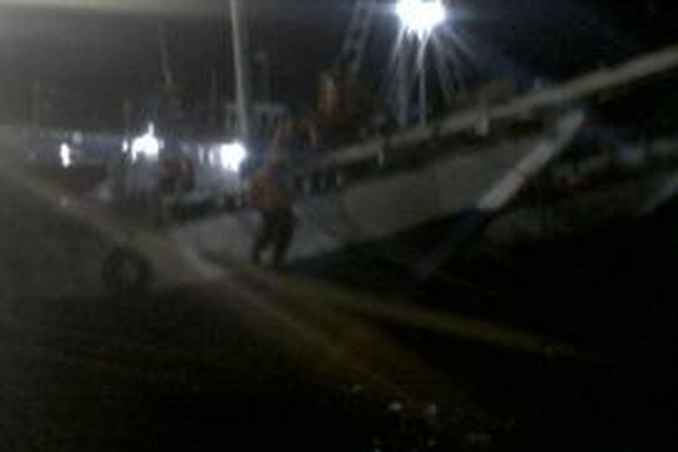 Tim SAR di Kabupaten Bone Sulawesi Selatan kewalahan melakukan evakuasi terhadap ratusan penumpang kapal yang karam akibat cuaca buruk. Kamis, (11/07/2013).
