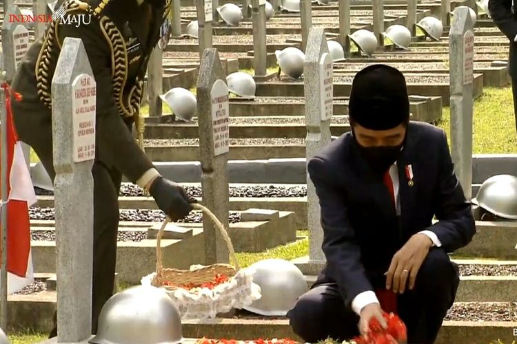 President Joko Widodo pays his respects to fallen Indonesian soldiers at the Kalibata Heroes Cemetery during Indonesias National Heroes Day on 10/11/2020