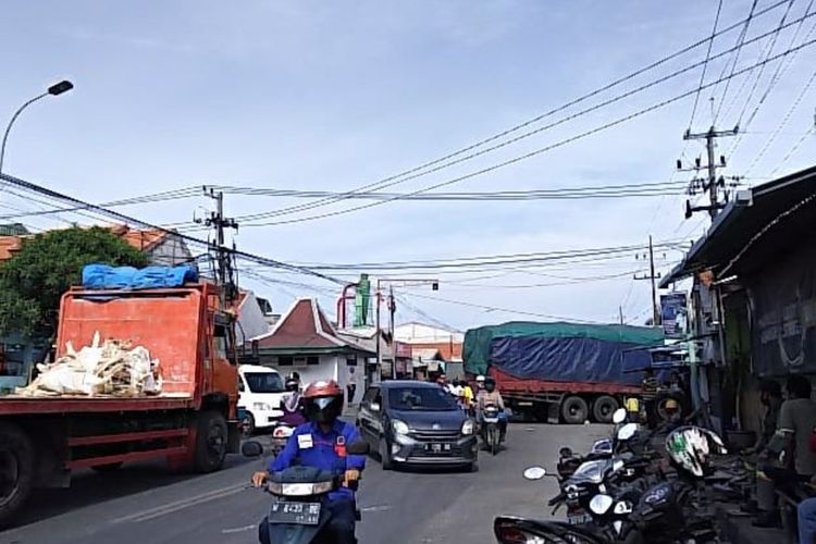 Truk dengan nomor polisi L 8068 US yang dikemudikan Efendi Supikir menabrak rumah dan lapak tambal ban di Jalan Roomo, Kecamatan Manyar, Gresik.