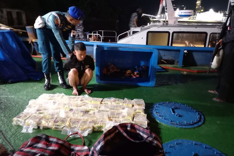 TNI Angkatan Laut (AL) menangkap penyelundup narkotika jenis sabu di Pantai Meuraksa, Kecamatan Blang Mangat, Kota Lhokseumawe, Aceh, pada Sabtu (24/12/2022) dini hari.  Awalnya, Pangkalan Angkatan Laut (Lanal) Lhokseumawe mendapatkan informasi bahwa akan ada penyelundupan sabu di lokasi tersebut.