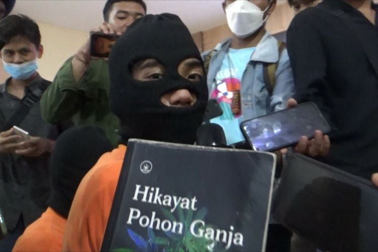 TP (21) satu dari 2 tersangka kasus narkoba jenis tembakau gorila, saat dintrogasi aparat terkait kepemilikan tembakau gorila dan buku Hikayat Pohon Ganja, Rabu (26/1/2022) di Polresta Mataram.