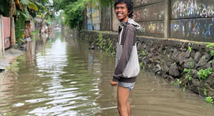 Perjuangan Warga Cilincing Terobos Banjir Selutut demi Mencoblos di TPS