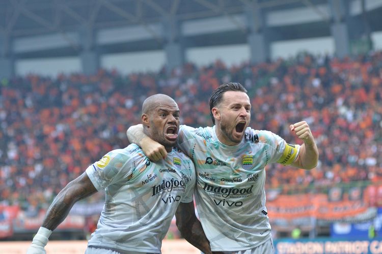 David da Silva kala merayakan gol bersama Marc Klok dalam laga pekan ke-23 Liga 1 2024-2025 antara Persija vs Persib di Stadion Patriot Candrabhaga, Bekasi, Minggu (16/2/2025).