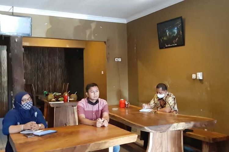 Pimpinan Bulog Sub Divre Subang Mita Aryani saat menjelaskan soal temuan biji plastik dalam bantuan beras di RM Katineung, Maracang, Purwakarta, Jumat (2/10/2020) sore.