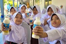 Uji Coba Minum Susu Gratis di Banyumas, Ada yang Tutup Hidung hingga Enggak Doyan