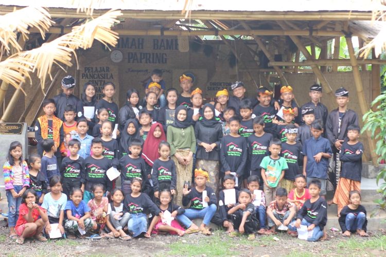 Anak-anak Kampung Baca Taman Rimba atau Kampung Batara di depan Rumah Bambu di Kampung Papring, Kelurahan/Kecamatan Kalipuro, Banyuwangi