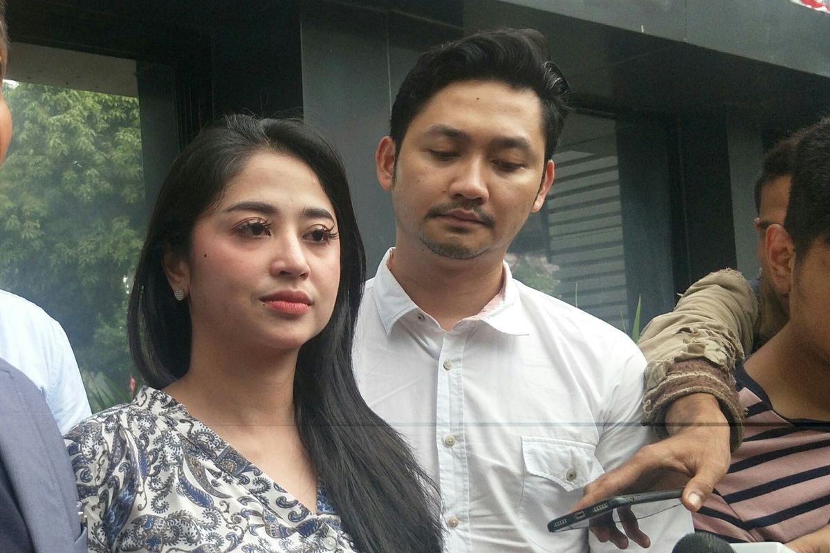 Penyanyi dangdut Dewi Perssik dan suaminya, Angga saat ditemui di Dit Reskrimsus Polda Metro Jaya, Jakarta Pusat, Jumat (5/7/2019). 