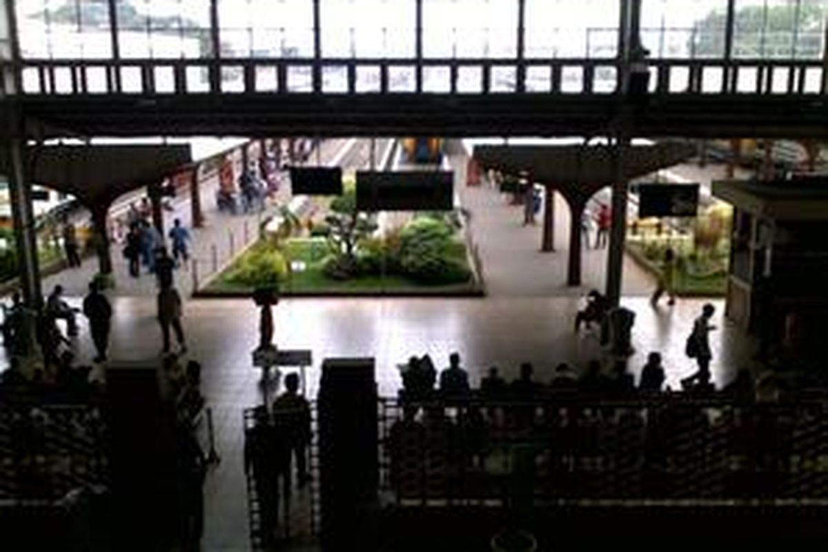 Situasi peron di Stasiun Jakarta Kota (Beos), Selasa (15/12/2009), menjelang libur akhir tahun.
